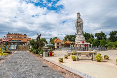 Kanchanaburi, Tayland - Aralık 2021 Kuang-Im Şapeli, Kwai Nehri 'nin kıyısında ve popüler turizm beldesi olan yeni ve bitmemiş bir Çin tarzı Budist tapınağı..