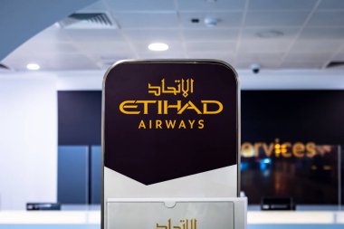 Abu Dabi, BAE - Nisan 2022 Etihad Havayolları, Abu Dabi Uluslararası Havaalanı logosu ile kontrol gişesi. Etihad Havayolları, Birleşik Arap Emirlikleri 'nin ikinci havayolu şirketi..