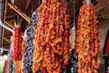 Türkiye 'nin gıda başkenti Gaziantep' teki geleneksel pazarda kurutulmuş Türk domatesleri, biberleri ve patlıcanları asmak.