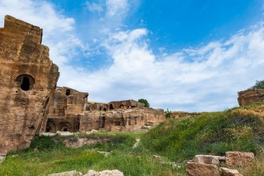 Dara antik alanı ve Türkiye 'nin Mardin kenti yakınlarındaki kaya mezarları. Dara, Mezopotamya, Türkiye 'nin arkeoloji sahasının görünümü