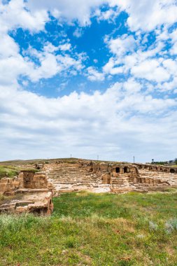 Dara antik alanı ve Türkiye 'nin Mardin kenti yakınlarındaki kaya mezarları. Dara, Mezopotamya, Türkiye 'nin arkeoloji sahasının görünümü