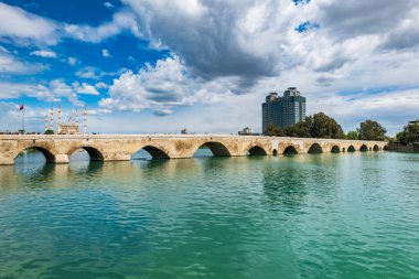 Adana, Türkiye 'deki Taş Köprü (Takpr Türkçe). Köprü, tarihsel olarak Ponte Sarus ve Adana 'daki Seyhan Nehri' ni kaplayan Roma köprüsü olarak bilinir..