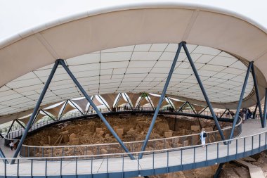 Göbekli Tepe (Türkçe Göbeklitepe), Türkiye 'nin Şanlıurfa kenti yakınlarındaki Neolitik arkeoloji alanı. Burası dünyanın bilinen en eski tapınağı ve UNESCO dünya mirası sahası..