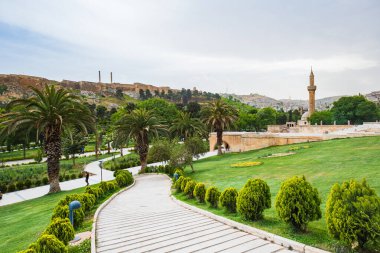 Halkın Balklgl, balık gölü ve Urfa kalesi çevresindeki eski bir kasaba manzarası. Urfa, Türkiye 'nin güneydoğusunda popüler bir turizm beldesi.