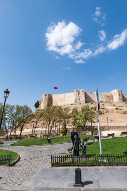 Türkiye 'nin Gaziantep kentindeki Gaziantep şatosu Gaziantep Kalesi, turistler tarafından popüler bir tarihi eser..
