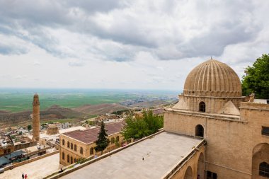 Suriye 'ye doğru Mezopotamya Ovası manzaralı Mardin eski kasaba mimarisi