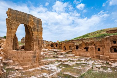 Dara antik alanı ve Türkiye 'nin Mardin kenti yakınlarındaki kaya mezarları. Dara, Mezopotamya, Türkiye 'nin arkeoloji sahasının görünümü