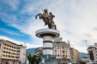 Büyük İskender Makedonya heykeli ve Üsküp, Kuzey Makedonya 'daki Makedon Meydanı manzarası