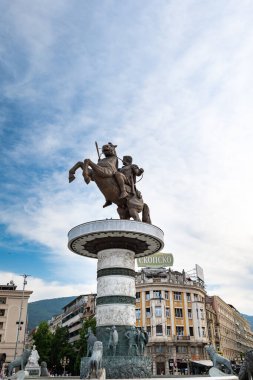 Büyük İskender Makedonya heykeli ve Üsküp, Kuzey Makedonya 'daki Makedon Meydanı manzarası