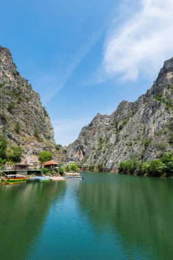 Makedonya 'nın kuzeyindeki Üsküp' teki Matka Kanyonu. Makedonya 'da popüler bir turizm beldesi olan Matka Kanyonu ve Gölü manzarası