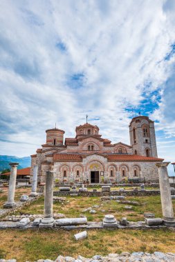Makedonya 'nın Ohri Gölü' nün yanındaki St. Panteleimon Kilisesi. Kuzey Makedonya 'daki Ohri Gölü yakınlarındaki ünlü kiliselerden biri..
