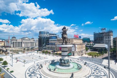 Büyük İskender Makedonya heykeli ve Üsküp, Kuzey Makedonya 'daki Makedon Meydanı manzarası