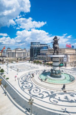 Büyük İskender Makedonya heykeli ve Üsküp, Kuzey Makedonya 'daki Makedon Meydanı manzarası