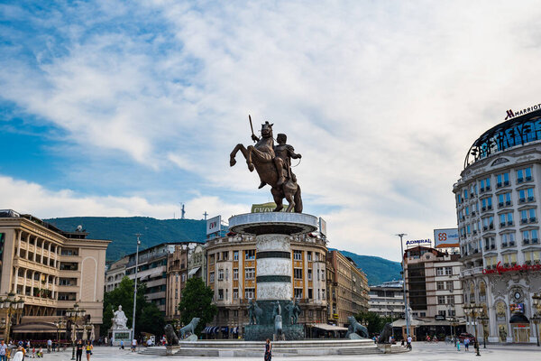 Скопье, Македония - июнь 2022 года: Памятник Александру Македонскому и вид на Македонскую площадь в Скопье, Северная Македония