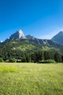 Arnavutluk Alpleri manzaralı. Arnavutluk 'ta Valbona ve Theth yürüyüş parkurlarından görülen lanetli dağlar, Arnavutluk Alplerinde popüler yürüyüş parkurları.
