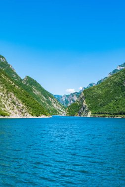 Arnavutluk 'un Fierz kenti yakınlarındaki Komani Gölü feribot teknesi manzaralı. Komani Gölü Arnavutluk 'ta popüler bir turizm beldesi.