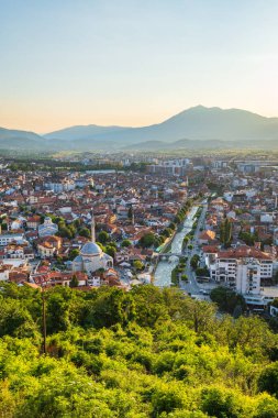 Kosova 'daki günbatımında kaleden Prizren kenti manzarası. Prizren, Kosova. Kosova 'da tarihi ve turistik bir kent olan Prizren hava manzarası