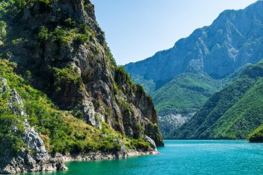 Arnavutluk 'un Fierz kenti yakınlarındaki Komani Gölü feribot teknesi manzaralı. Komani Gölü Arnavutluk 'ta popüler bir turizm beldesi.