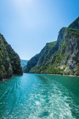 Arnavutluk 'un Fierz kenti yakınlarındaki Komani Gölü feribot teknesi manzaralı. Komani Gölü Arnavutluk 'ta popüler bir turizm beldesi.