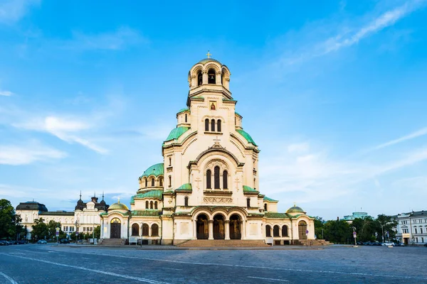 ブルガリアのソフィアにあるアレキサンダー ネフスキー大聖堂 正教会はブルガリアのソフィアで最も有名なランドマークです — ストック写真