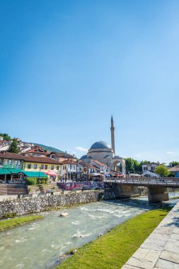 Prizren, Kosova - Haziran 2022: Nehir, köprü ve Sinan Paşa Camii ile Prizren şehir merkezi manzarası. Prizren, Kosova 'da popüler bir turistik kent