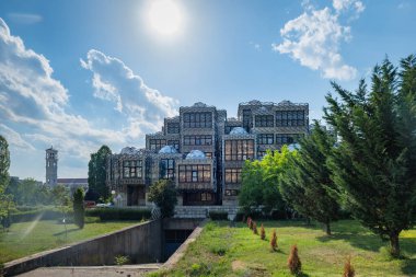 Priştine, Kosova - Haziran 2022 - Priştine 'deki Kosova Ulusal Kütüphanesi. Kütüphane, Priştine ve Kosova 'nın en ünlü simgelerinden biri.