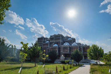 Priştine, Kosova - Haziran 2022 - Priştine 'deki Kosova Ulusal Kütüphanesi. Kütüphane, Priştine ve Kosova 'nın en ünlü simgelerinden biri.