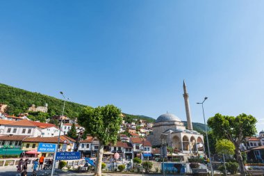 Prizren, Kosova - Haziran 2022: Nehir, köprü ve Sinan Paşa Camii ile Prizren şehir merkezi manzarası. Prizren, Kosova 'da popüler bir turistik kent