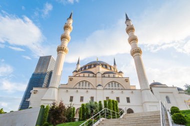 Tiran, Arnavutluk - Haziran 2022: Namazgah Camii, nam-ı diğer Tiran Büyük Camisi. Şu anda Arnavutluk 'un Tiran kentinde inşa edilen cami, Balkanlar' ın en büyük camisi olacak..