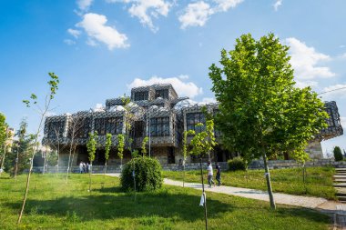 Priştine, Kosova - Haziran 2022 - Priştine 'deki Kosova Ulusal Kütüphanesi. Kütüphane, Priştine ve Kosova 'nın en ünlü simgelerinden biri.