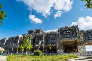 Priştine, Kosova - Haziran 2022 - Priştine 'deki Kosova Ulusal Kütüphanesi. Kütüphane, Priştine ve Kosova 'nın en ünlü simgelerinden biri.