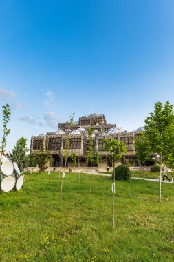 Priştine, Kosova - Haziran 2022 - Priştine 'deki Kosova Ulusal Kütüphanesi. Kütüphane, Priştine ve Kosova 'nın en ünlü simgelerinden biri.