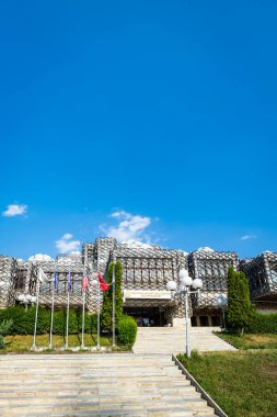 Priştine, Kosova - Haziran 2022 - Priştine 'deki Kosova Ulusal Kütüphanesi. Kütüphane, Priştine ve Kosova 'nın en ünlü simgelerinden biri.