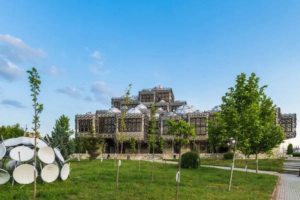 Priştine, Kosova - Haziran 2022 - Priştine 'deki Kosova Ulusal Kütüphanesi. Kütüphane, Priştine ve Kosova 'nın en ünlü simgelerinden biri.