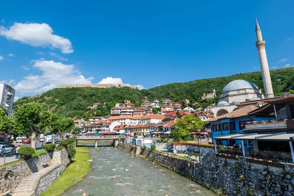 科索沃普里兹伦 2022年6月 普里兹伦市中心与河流 桥梁和锡南帕夏清真寺的景观 普里兹伦是科索沃受欢迎的旅游城市 — 图库照片