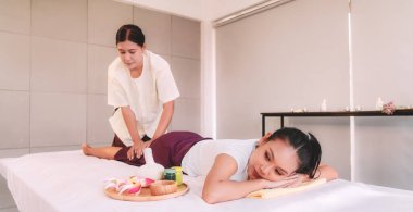 Asyalı kadın, Asya tarzı masaj spasında Tayland masajı yaptırıyor..