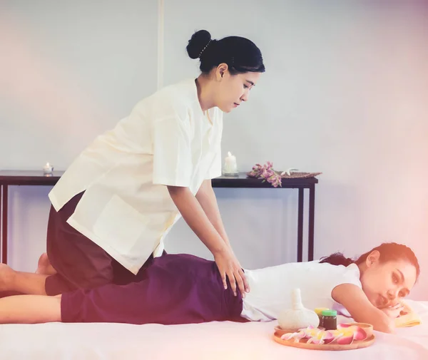 Female Masseur Giving Asian Female Thai Back Massage Thai Relaxing — Stock Photo, Image