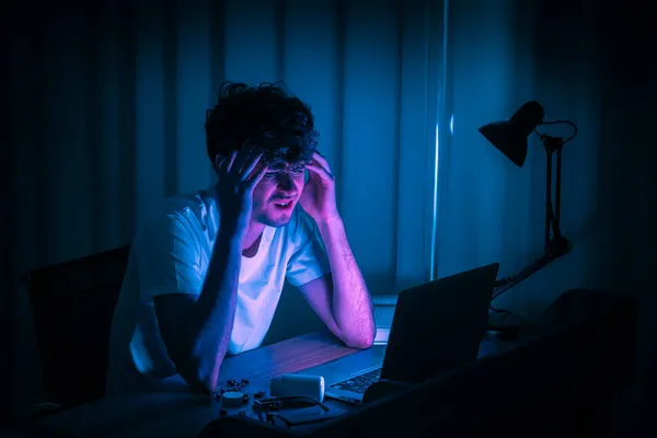 Übergestresster Mann Nimmt Medikament Für Schmerzmittel Nach Überarbeiteter Nacht Hause — Stockfoto