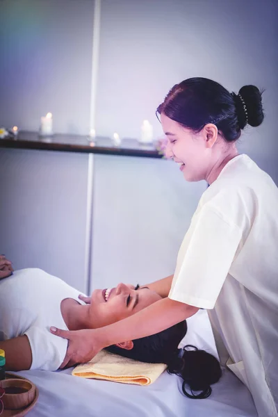 Asian Female Está Tomando Terapia Massagem Tailandesa Seu Deve Spa — Fotografia de Stock