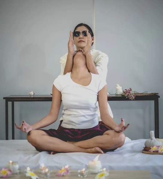 Азиатка Получает Массаж Стиле Yoga Lotus Слепого Тайского Массажиста Расслабляющем — стоковое фото