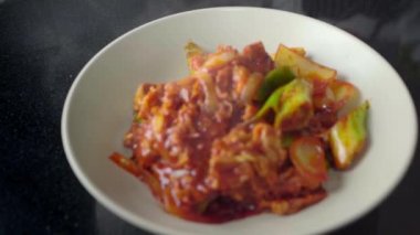 Kore Kochujang Pork 'u taze soğanlı sıcak bir tabakta, ev yapımı Bulgogi acılı domuz kızartması. .