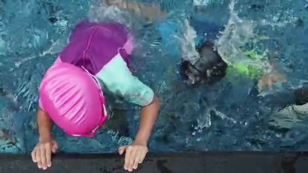 兄妹二人在游泳池边上下跳水 练习在水下屏住呼吸 — 图库视频影像