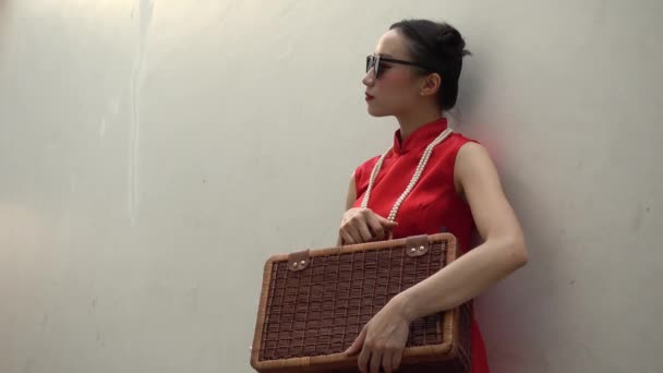 Chinesin Traditionellem Rotem Kleid Mit Gepäck Einem Chinesischen Mafia Reisebüro — Stockvideo