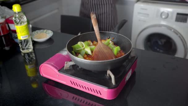 Casa Esposa Está Cocinando Frito Coreano Kochujang Cerdo Casero Una — Vídeos de Stock
