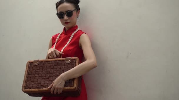 Čínská Žena Tradičních Červených Šatech Nesoucí Zavazadla Retro Čínské Mafie — Stock video