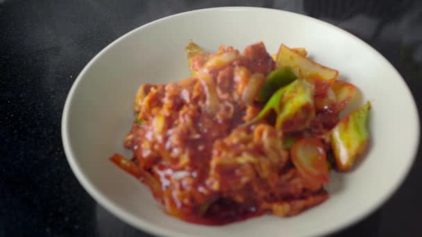 Koreanische Kochujang Schweinefleisch Frisch Auf Einer Heißen Platte Mit Zwiebeln — Stockvideo