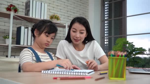 Asijské matka je asistent její dcera v dělat omalovánky domácí úkol knihy a on-line tříd 