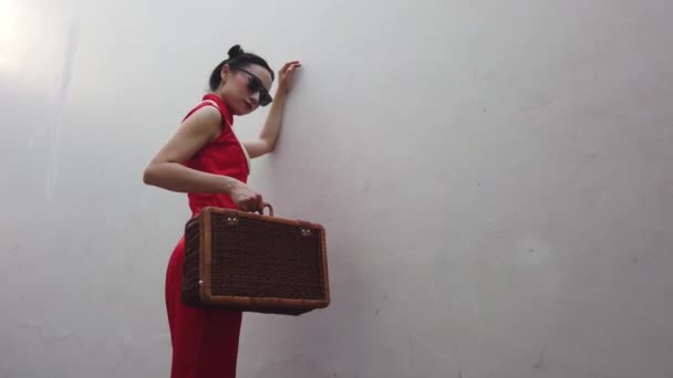 중국젊은 여성은 밖에서 촬영하는 가방을 선글라스를 — 비디오