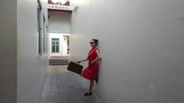 Çinli Genç Bir Kadın Valiz Taşıyor Dışarıda Moda Cheongsam Kıyafetlerini — Stok video