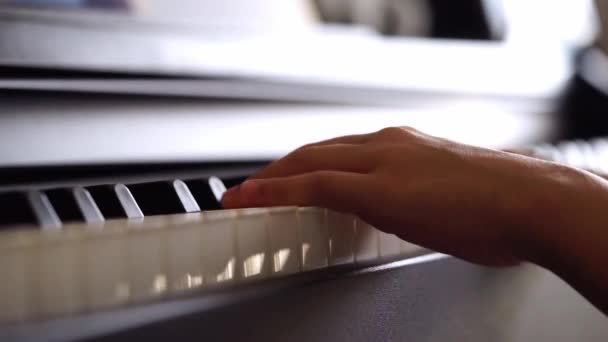 Μικρό Χέρι Και Δάχτυλα Ενός Μικρού Κοριτσιού Παίζει Πιάνο Πλήκτρα — Αρχείο Βίντεο